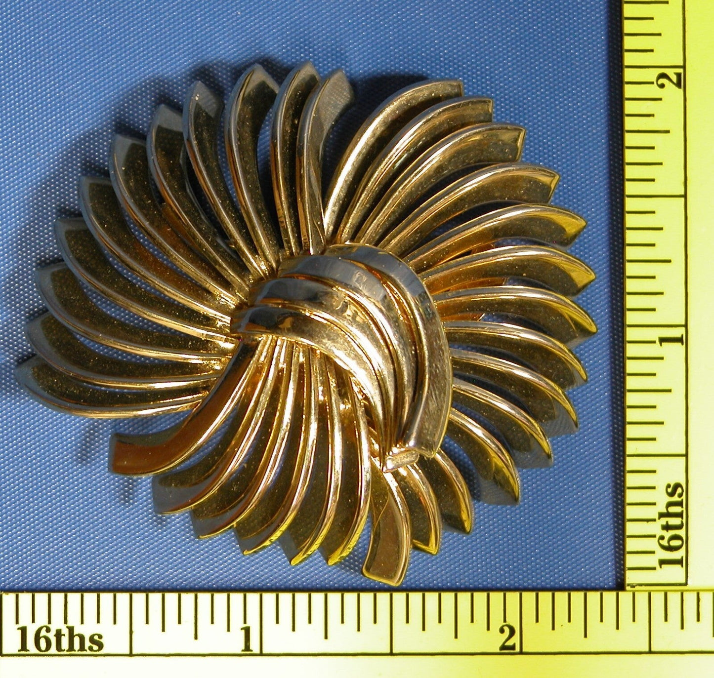 1970's Vintage Costume Jewlery Metal Swirl Brooch - FranksFunkyStuff