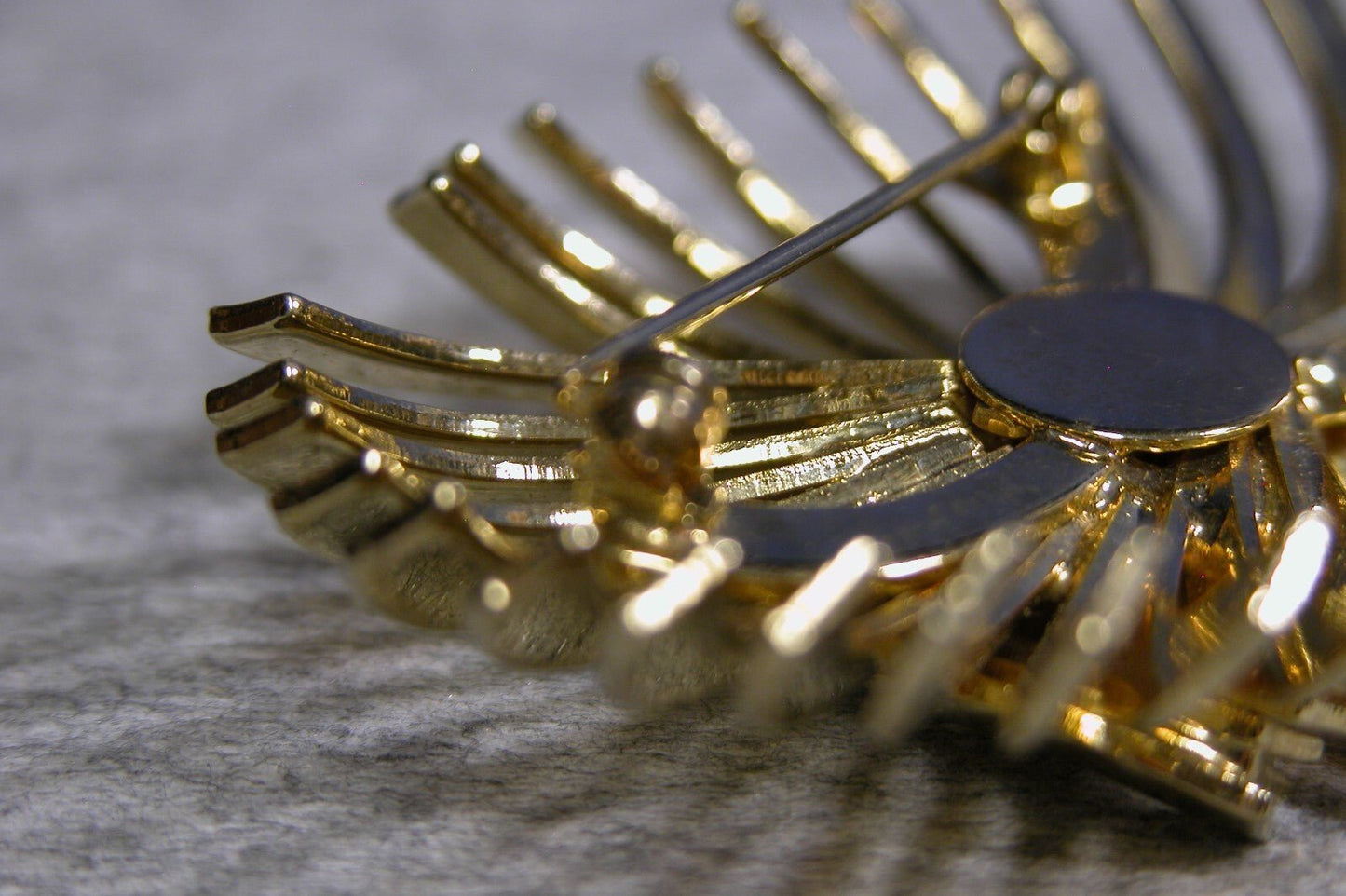 1970's Vintage Costume Jewlery Metal Swirl Brooch - FranksFunkyStuff