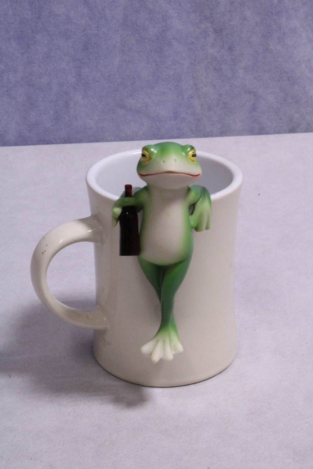 NEW Charming  Frog Holding Bottle Ornament0