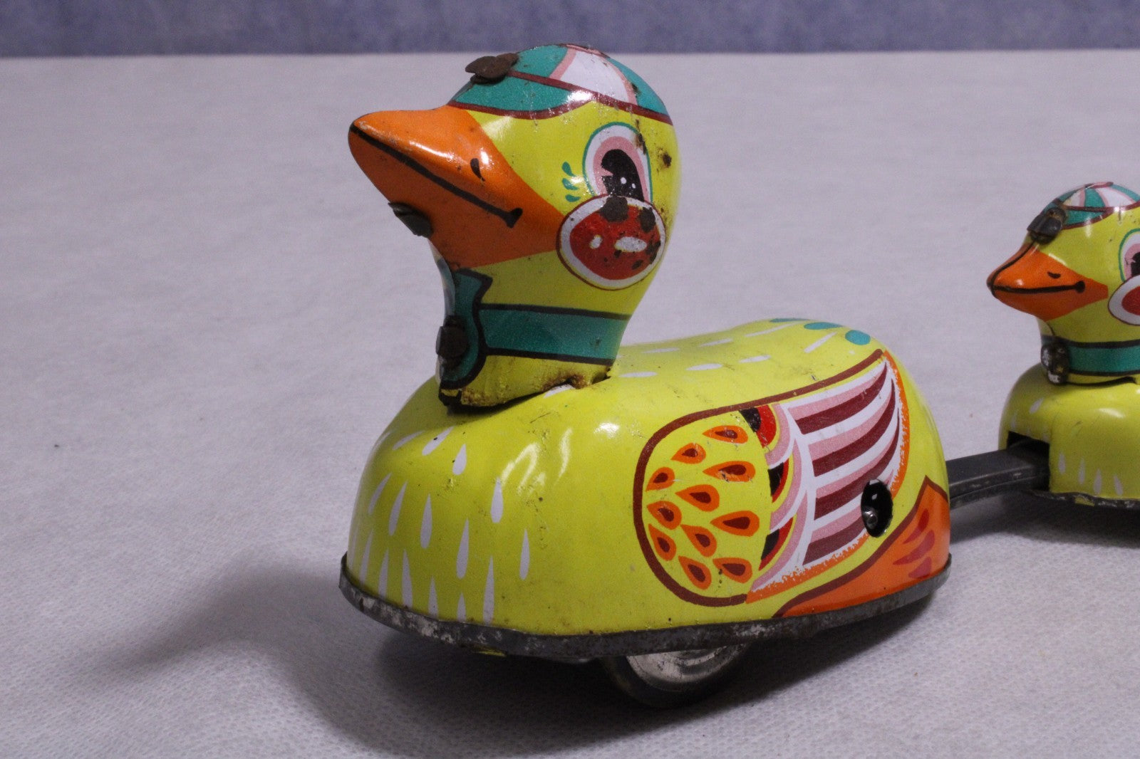 Vintage Wind-up Tin Toy "Mother Duck and Three Ducklings"5