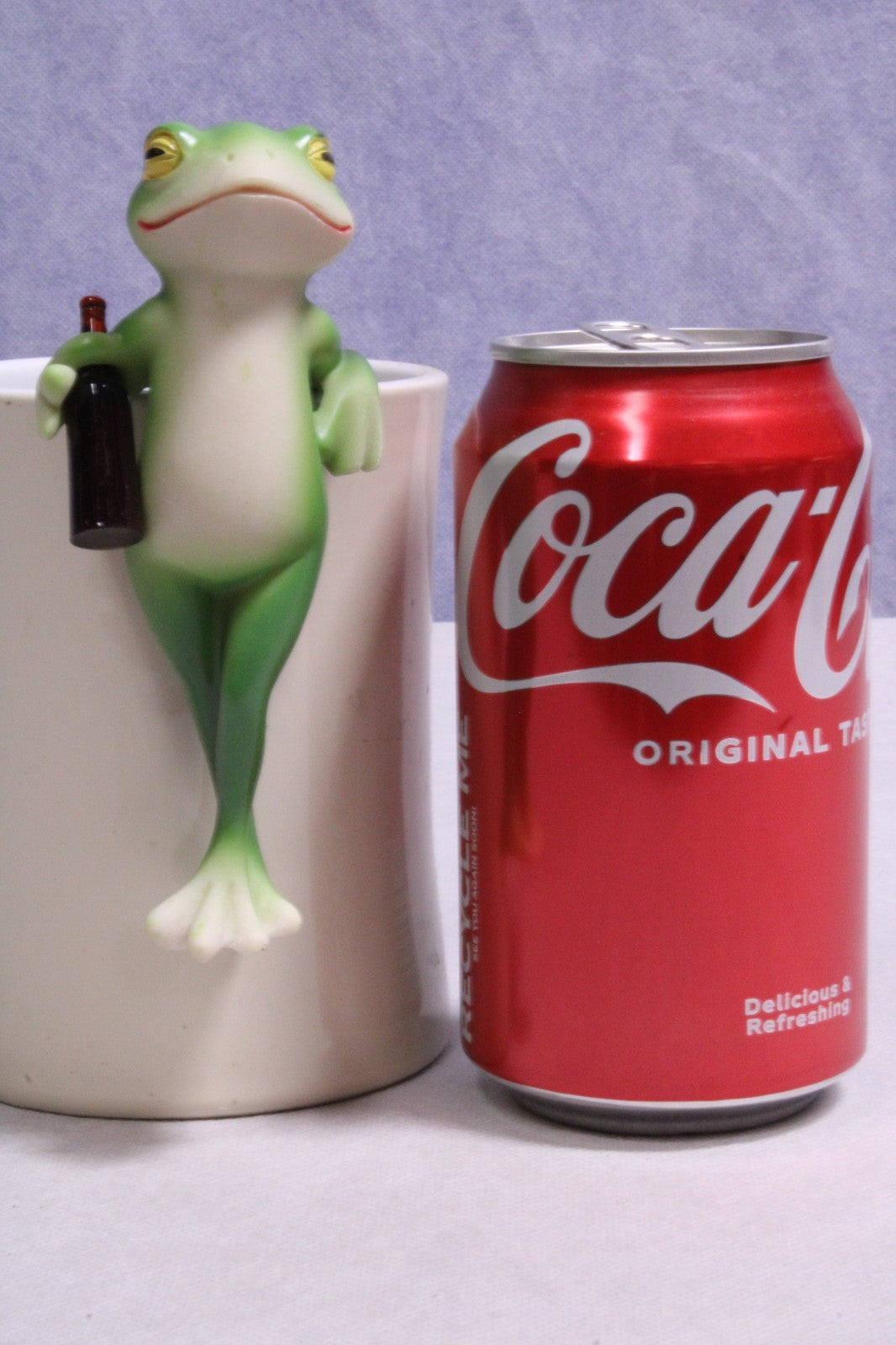 NEW Charming  Frog Holding Bottle Ornament5