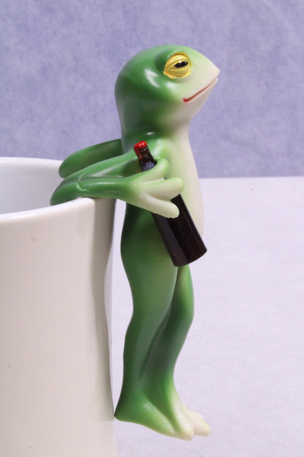 NEW Charming  Frog Holding Bottle Ornament2