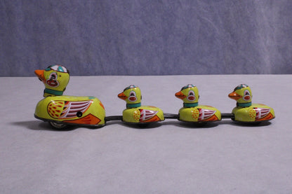 Vintage Wind-up Tin Toy "Mother Duck and Three Ducklings"3