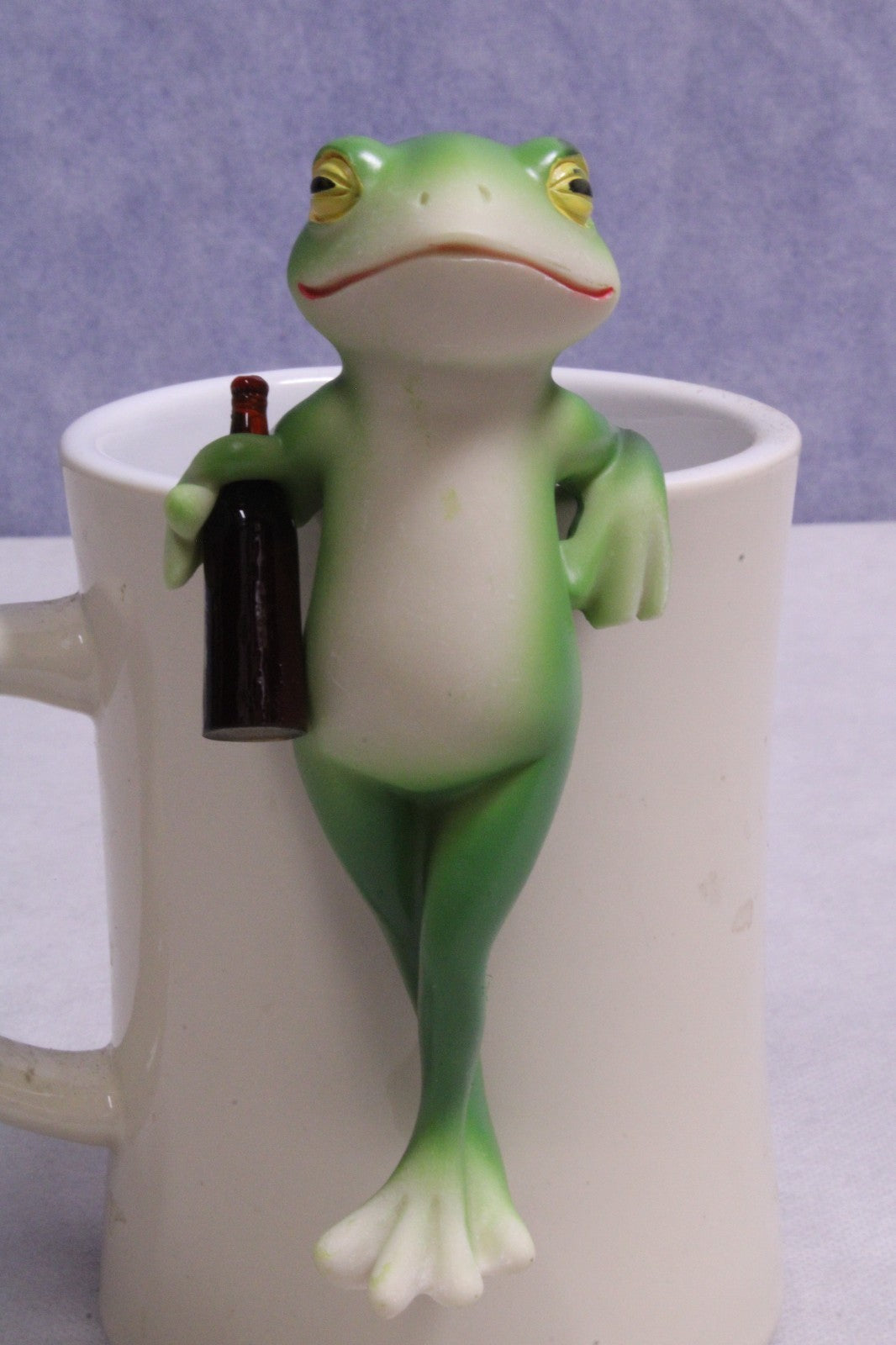 NEW Charming  Frog Holding Bottle Ornament1