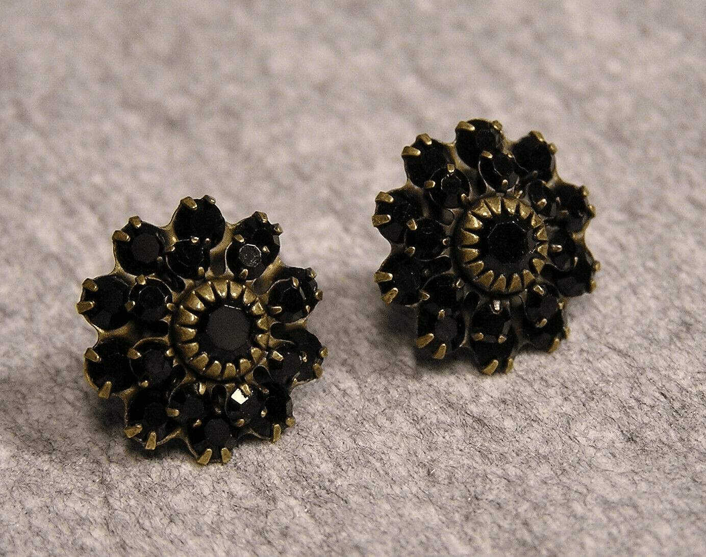 Vintage Onyx Starburts Flower Ear Ring Set With Gold Backing - FranksFunkyStuff