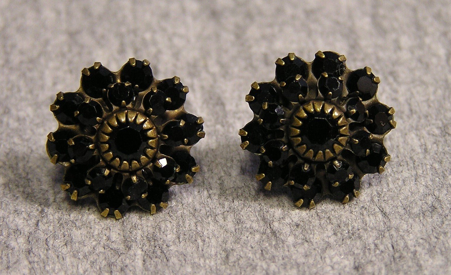 Vintage Onyx Starburts Flower Ear Ring Set With Gold Backing - FranksFunkyStuff